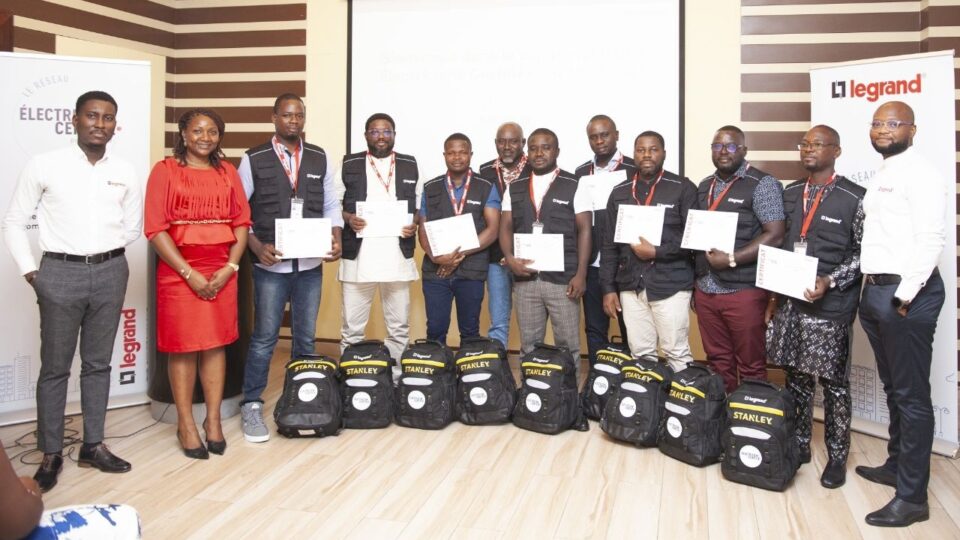 Le groupe Legrand présente ses premiers électriciens certifiés au Bénin