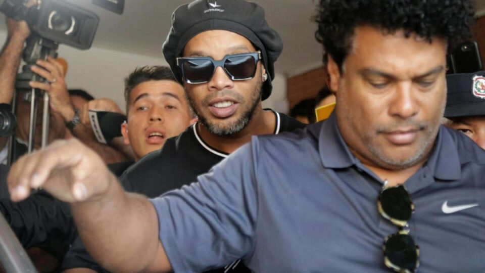 Ronaldinho crée la polémique au Brésil : scandale autour de ses critiques contre la Seleção