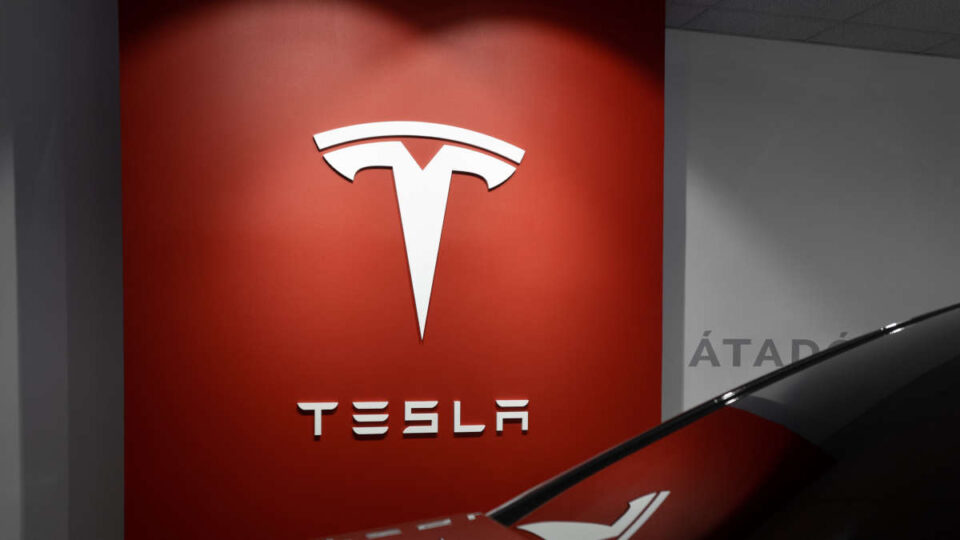 Les batteries Tesla inquiètent : autonomie en berne selon une étude