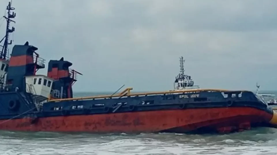 Navire illégal échoué à Fidjrossè au Bénin : 16 personnes arrêtées