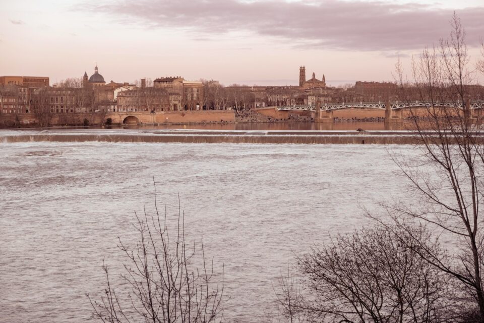Vent violent et grisaille à Toulouse le long de la Garonne