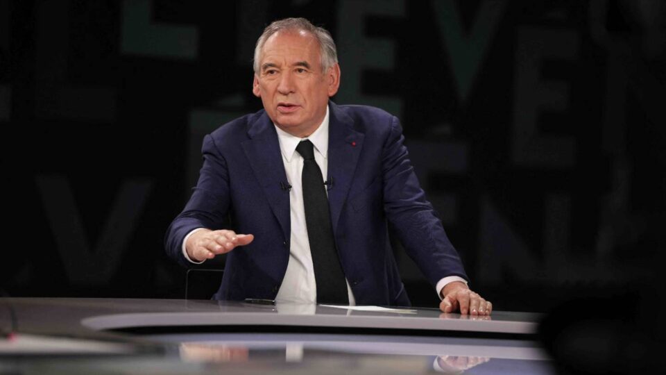 Le Premier ministre François Bayrou envisage un référendum sur le budget 2026 en France