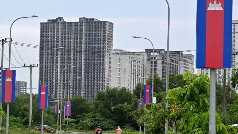 Incroyable : Une fillette de 9 ans survit à une chute du 25e étage à Tangshan, en Chine